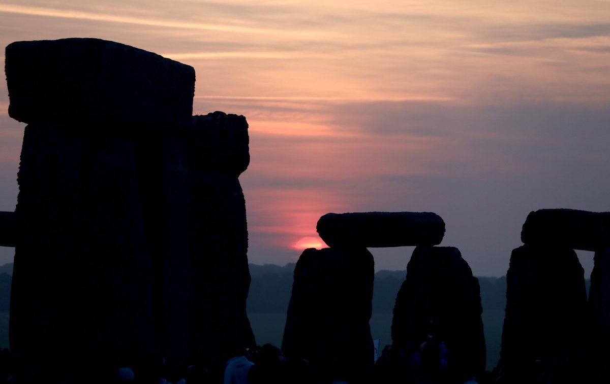 ajplus's tweet photo. For #SummerSolstice, crowds flock to Stonehenge to enjoy the sunrise and the longest day of the year. https://t.co/GbAWVViyys