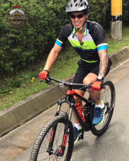 ESPNCiclismo's tweet photo. ¿Nairo? ¿Rigo? ¿Chavito? ¡No! Este ciclista es nada más y nada menos que James Rodríguez disfrutando de un buen día arriba de la bicicleta. https://t.co/WaV9URP6g7