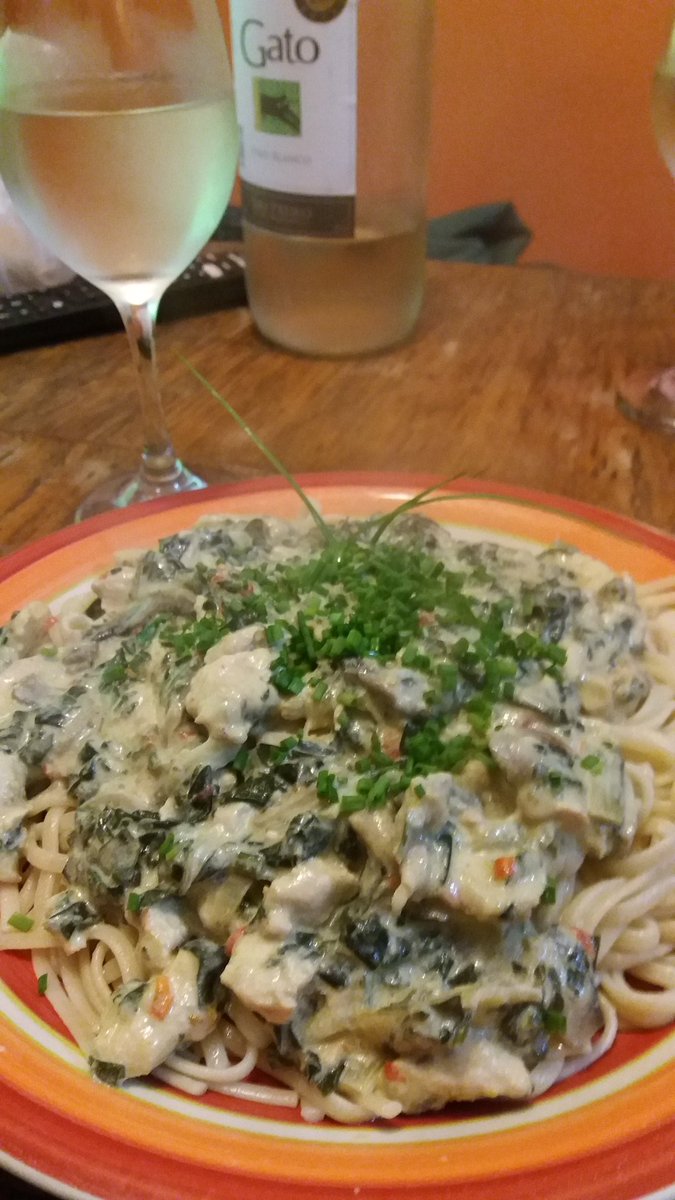 EderDoomRock's tweet photo. Fetucceders con salsa de espinacas, pollo, champiñón y crema; 1 toque de ciboulette pa la decoración y un blanco para acariciar mi graznate. https://t.co/KUwm2evs5F
