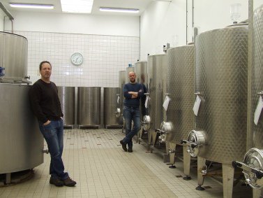 Bovenkerk_Feest's tweet image. Hans Pappot van het Noorddamcentrum heeft dit jaar tijdens het zomerfeest ook bier van de Amstelveense Naeckte Brouwers op de tap.