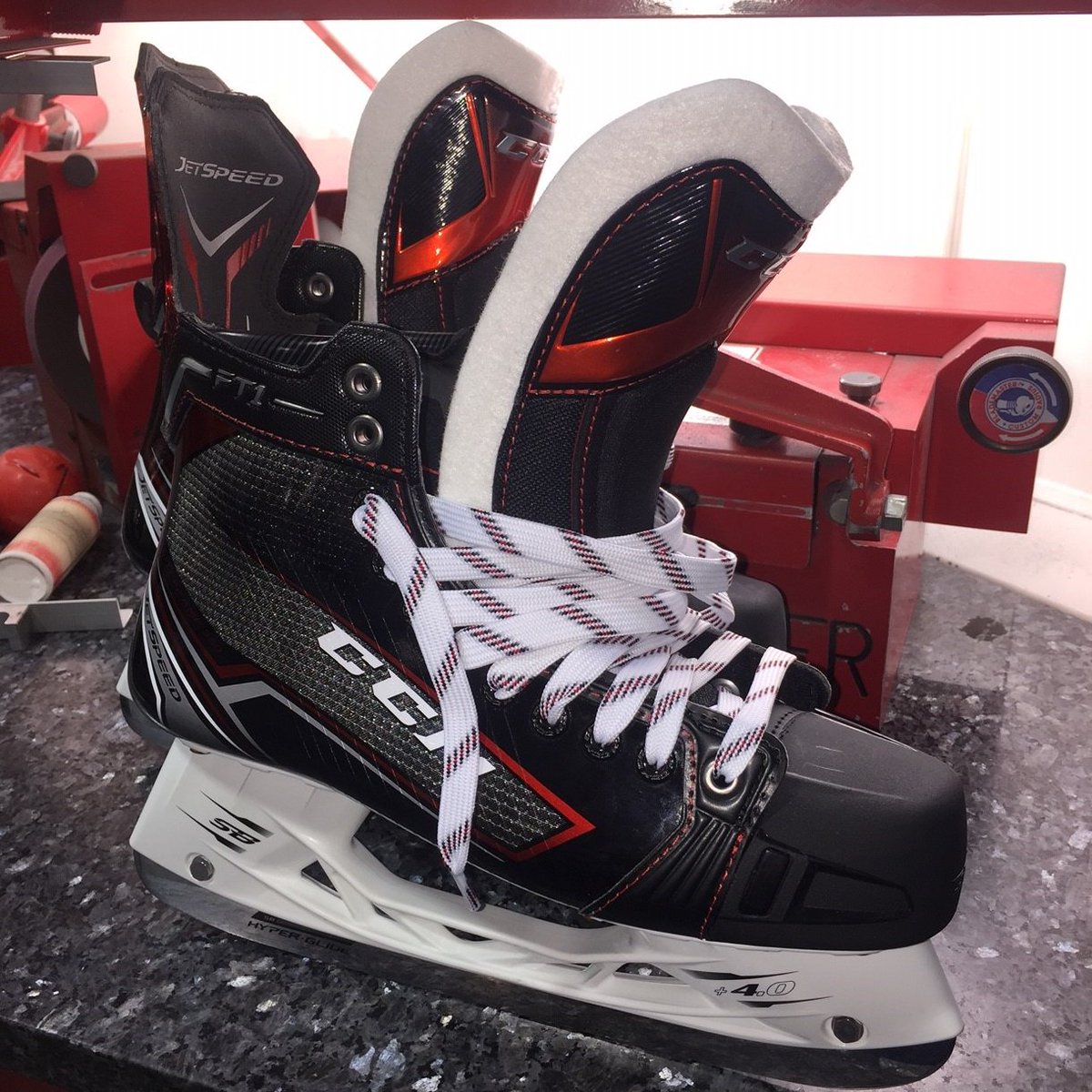 LeTrioHockey's tweet photo. Faites l’expérience du véritable avantage d’un ajustement qui épouse le pied #JetspeedFT1 https://t.co/xjmGdl57m1 https://t.co/ovMq39fD2c