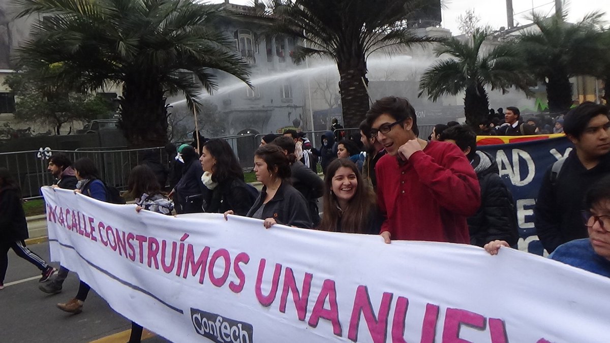 Opinechile's tweet photo. Mal de principio a fin, Marcha estudiantil en Stgo tuvo varios incidentes en su desarrollo, Asistieron mas secundarios que universitarios https://t.co/g9dqD8xebu