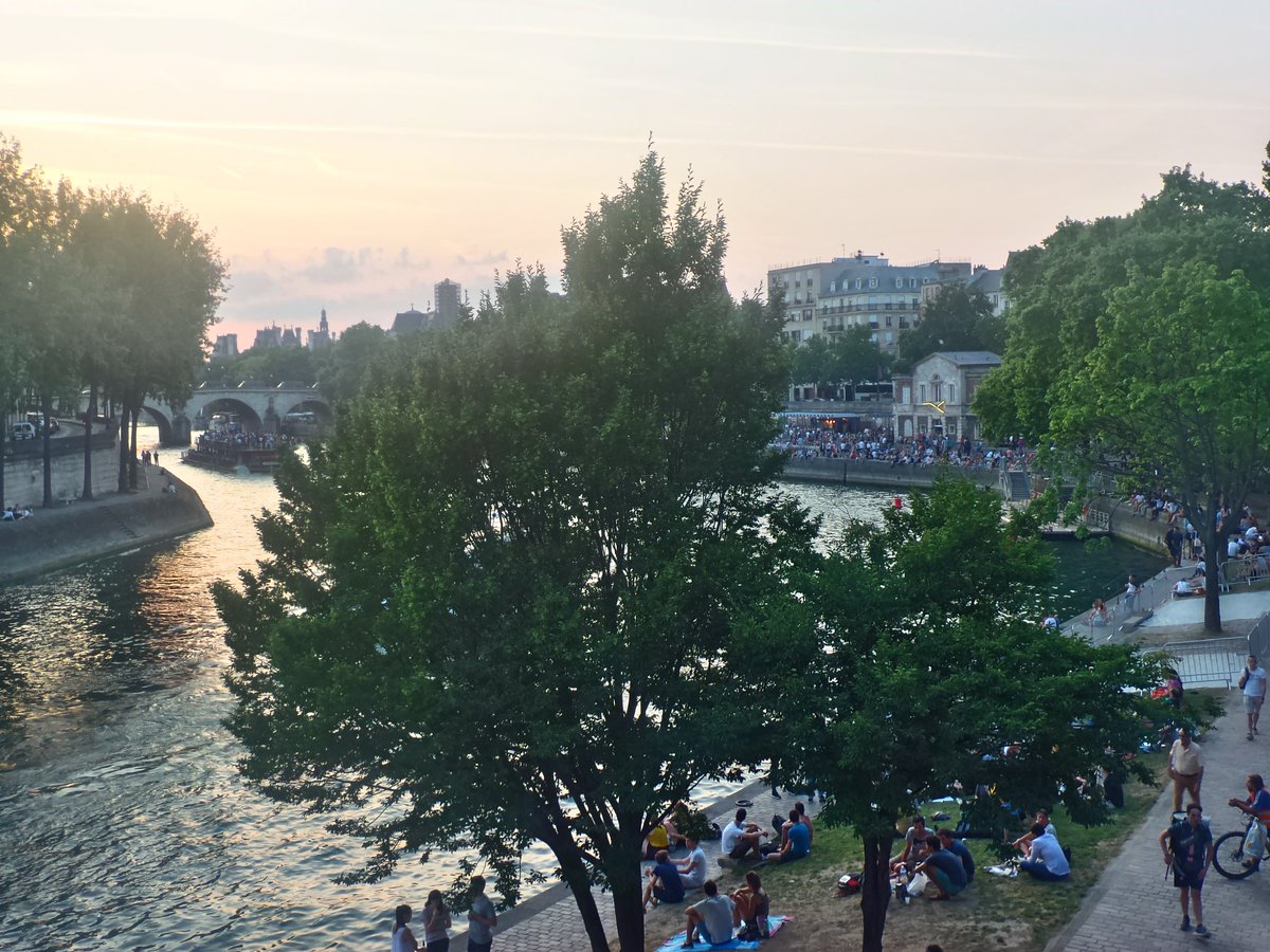culturamilano's tweet photo. Parigi e la musica, senza paura.
Questa è la forza di Fête de la Musique.
#FdM2017 #FestadellaMusicaMilano #MilanoinNota #FranceFR https://t.co/k94qx9L5Yk