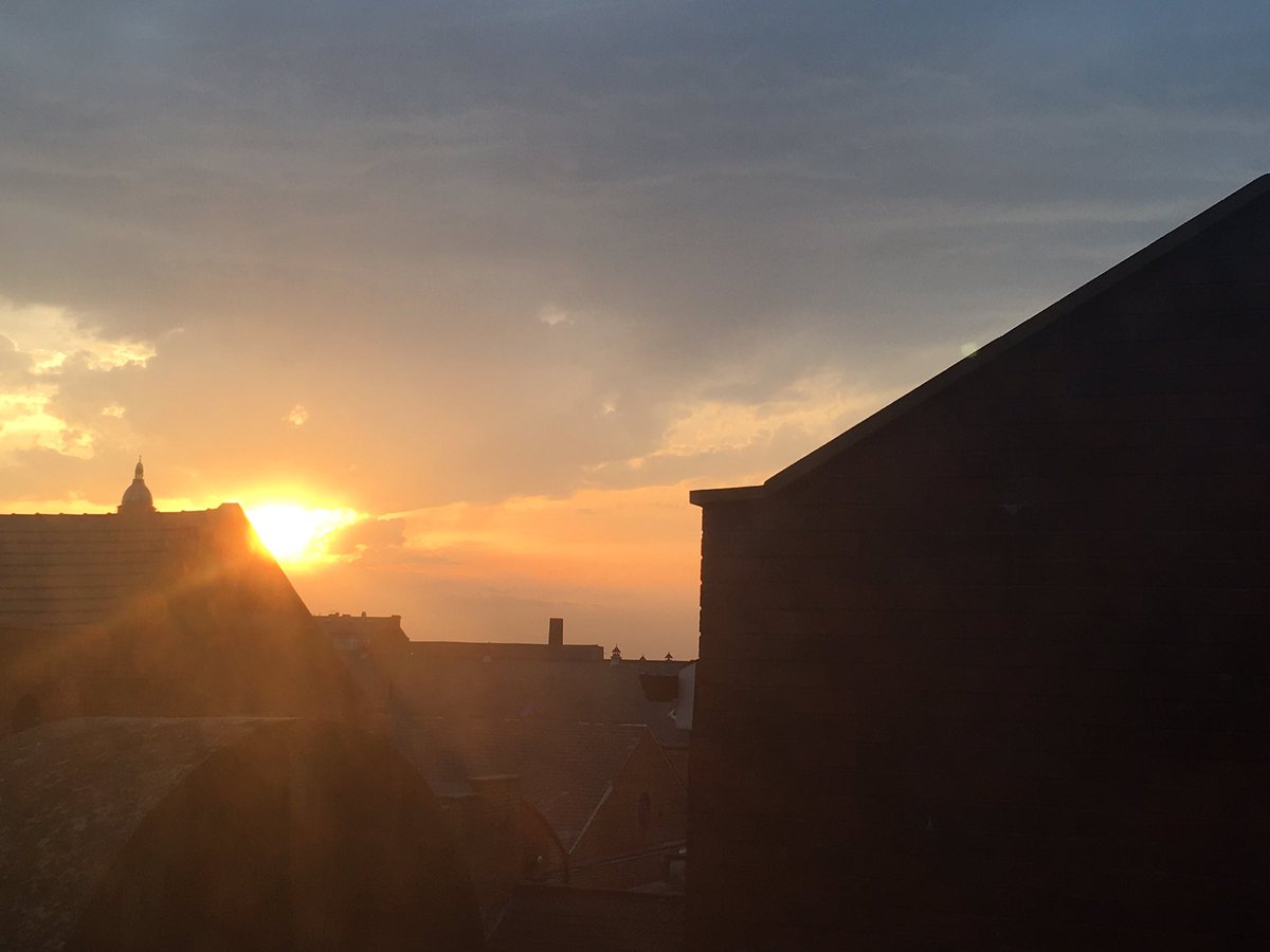 frylieminogue's tweet photo. #solsticesun #sunset https://t.co/WzMRDHze9w