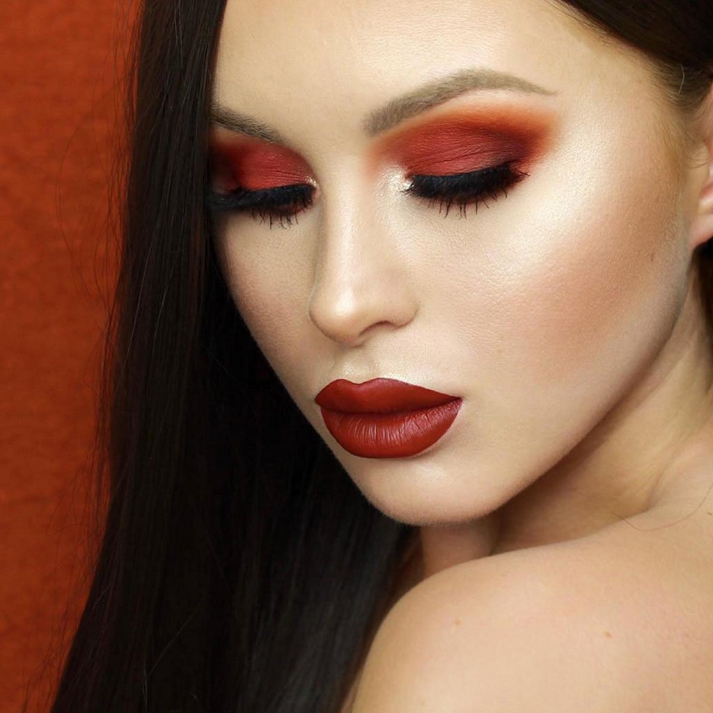 La hermosa IG @katieelizabethbutt usa nuestro Liquid Suede en el tono "Cherry Skies" para cpmplementar este look en tonos rojos 😍