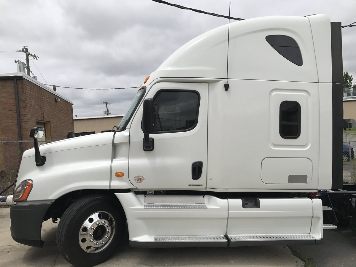 CharlotteTint's tweet photo. Across town or cross-country this trucker is staying cool and protected with 3M FX Premium 25 #WindowTinting #3MWindowTint #3MWFDealer https://t.co/tMIYePjbei