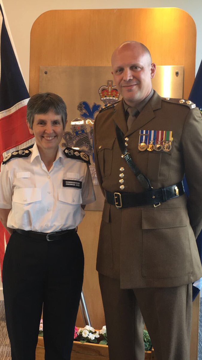 Representing #ArmedForcesWeek Lt Hathaway of @selacf #Cadets with New Commissioner Cressida Dick of <a href="/metpoliceuk/">Metropolitan Police</a>. Very proud of @VoldyH