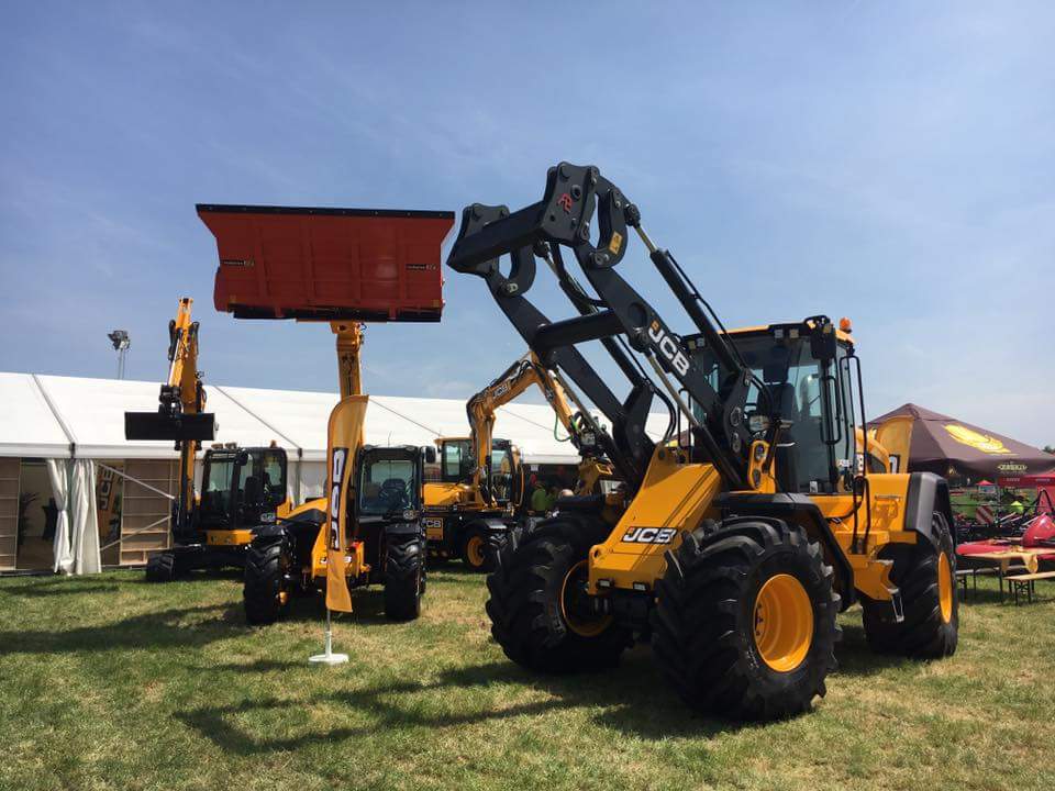 Kom ook morgen naar onze stand en demonstraties met de #JCB tijdens de #Loonwerkvelddagen