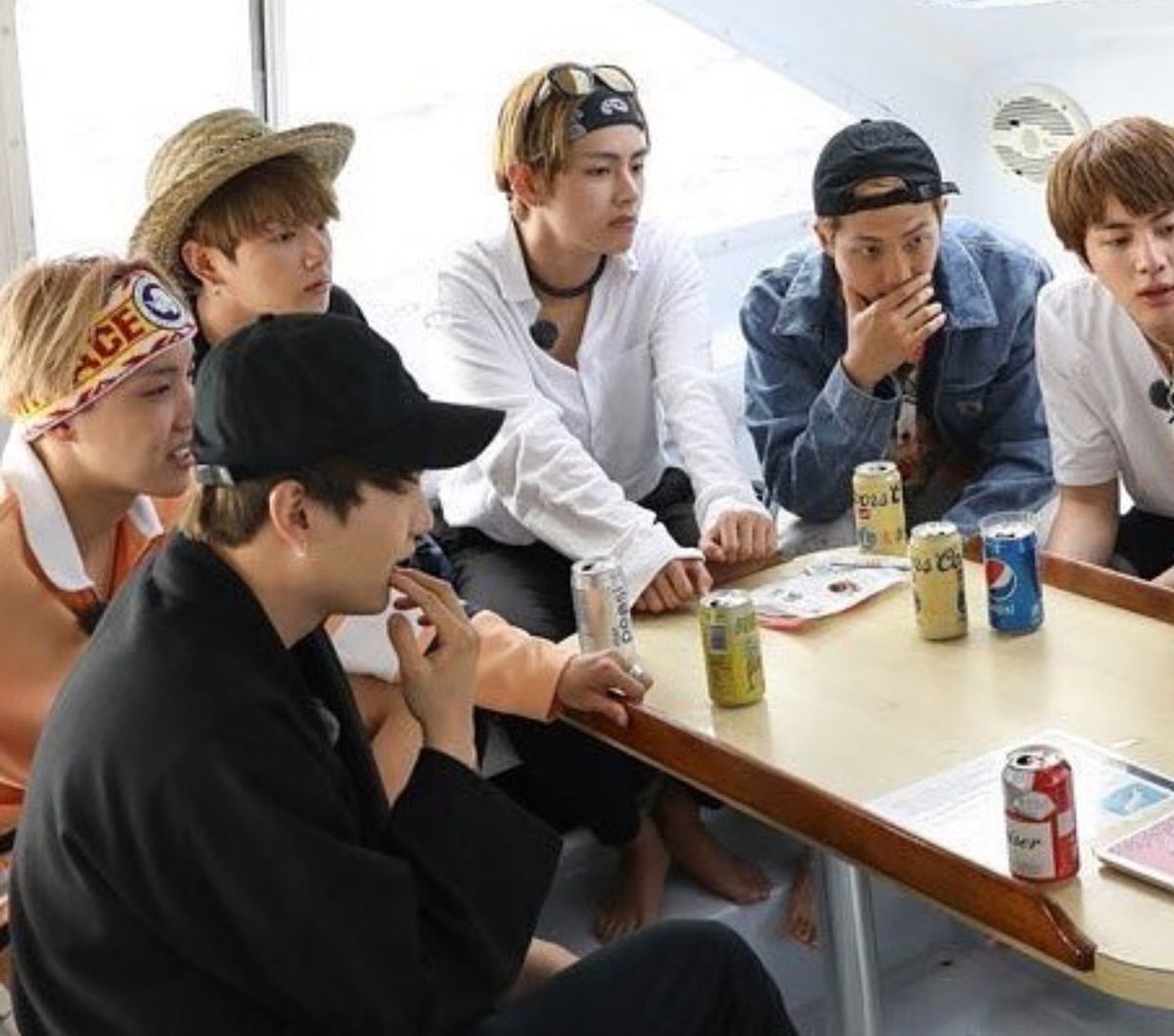 olyoongo's tweet image. yoongi drinking budweiser: a concept