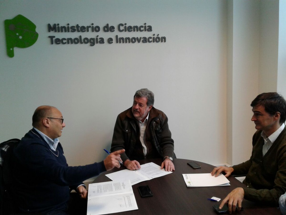 AgustinCassini's tweet photo. Hoy @EstebanReinoUCR y el Ministro @JElustondo firmaron el acta compromiso para el #ClubSocialDeInnovacion en #Balcarce @sebavidal1737 https://t.co/Ysihc4uDBC
