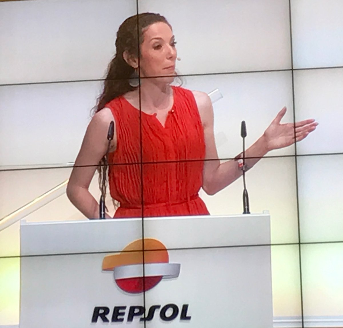 rosaallegue's tweet photo. La narradora @v_siedlecki pone el broche final a la #GalaTop100
Maravillosa! https://t.co/1hZYhXCcCL
