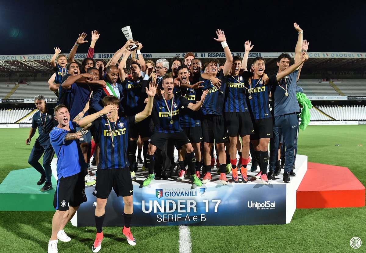 Inter's tweet photo. 📸 3°scudetto in dieci giorni per il Settore Giovanile interista: i 2000 nerazzurri festeggiano il 7°tricolore #Under17 🏆⚫🔵 #InterYouth #FCIM https://t.co/AjpfaX3TxC