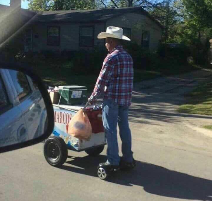 _IOCT_'s tweet photo. While we living in 2017, this paletero man in 2037 https://t.co/aTUA6JzQX1
