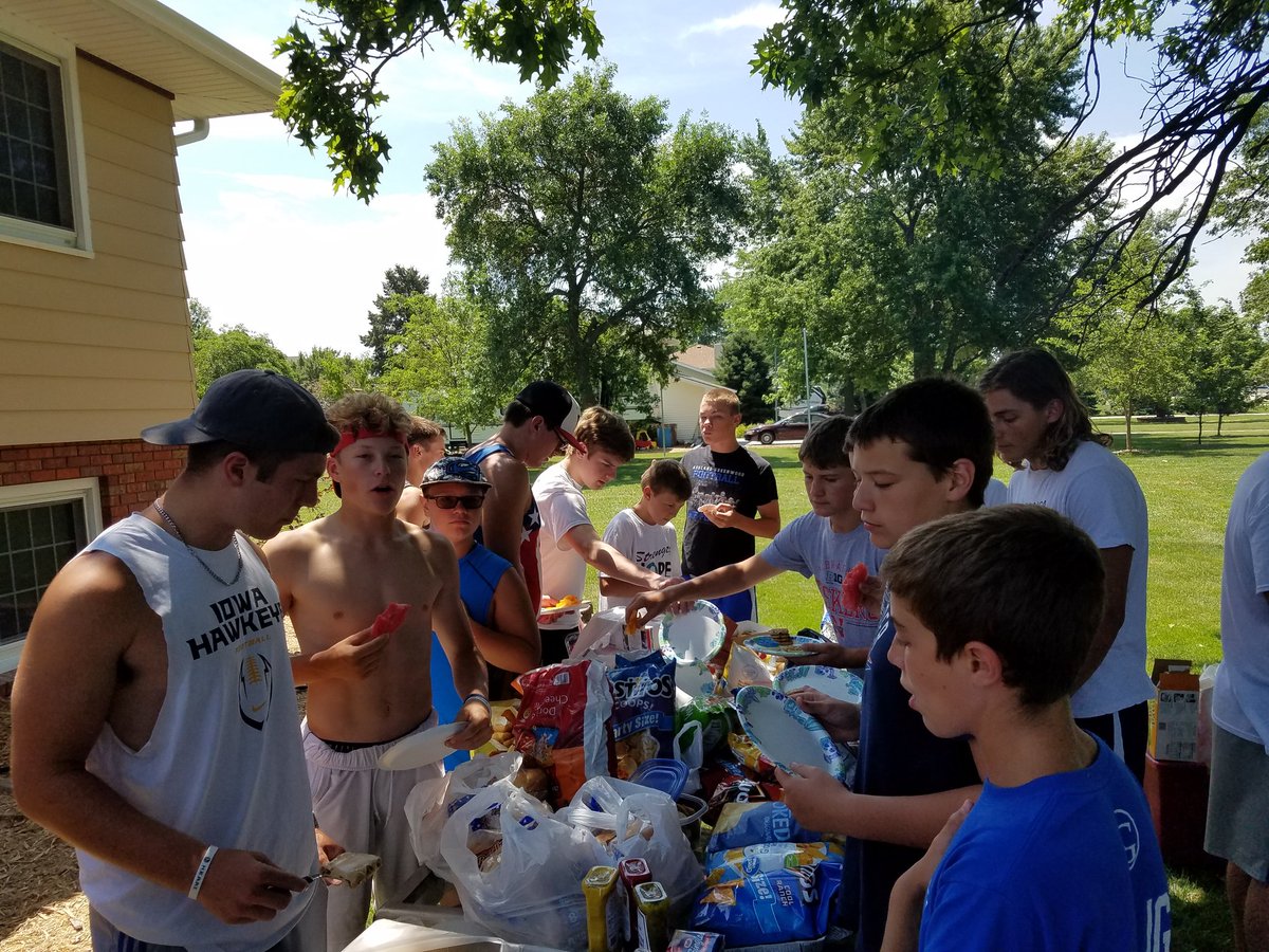AGBluejayFball's tweet photo. 40+ players at Unity BBQ/KanJam Tourney! Thanks Kitrells for yard, Thanks @FCAag for Burgers/Dogs. 95 degrees didn't hold us down! #family https://t.co/I6ZcdkYtRh