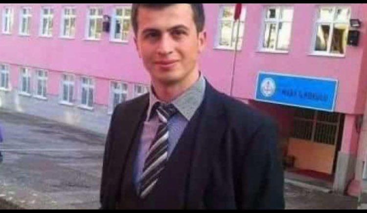 Eli kanlı katiller kaçırdıkları Öğretmenimiz Necmettin Yılmaz'ı şehit ettiler.Eliniz kurusun, ocağınız sönsün, inşallah.Mekanı cennet olsun.