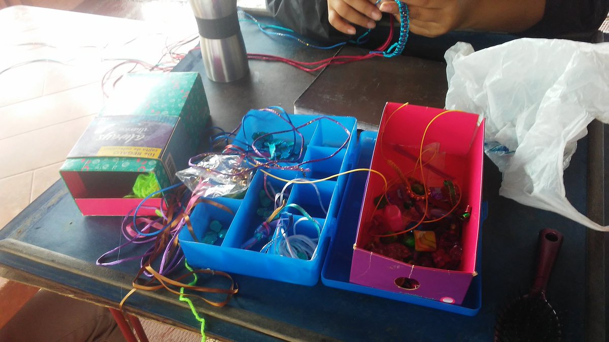 gerogramanzno's tweet photo. Manualidades trensado de pulseras con los abuelos y abuelas @salainass @Inass_GeroAldea @INASSLARA1 https://t.co/sicth4Y9Nc