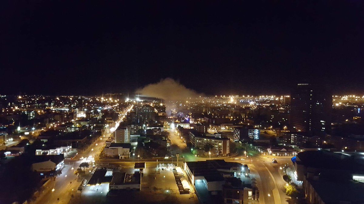 Earl_Coetzee's tweet photo. Smoke hanging over the #Bloemfontein #CityHallFire https://t.co/A4XJ3bdges