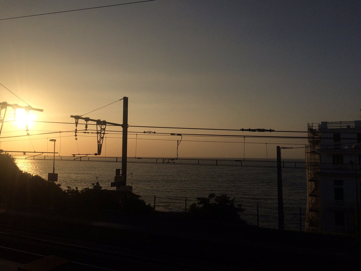 AnttonAyam's tweet photo. Le train et l'océan
#Guéthary #Getari #Euskalkostaldea #Côtebasque
@SNCF @guethary https://t.co/vBKglqhuQL