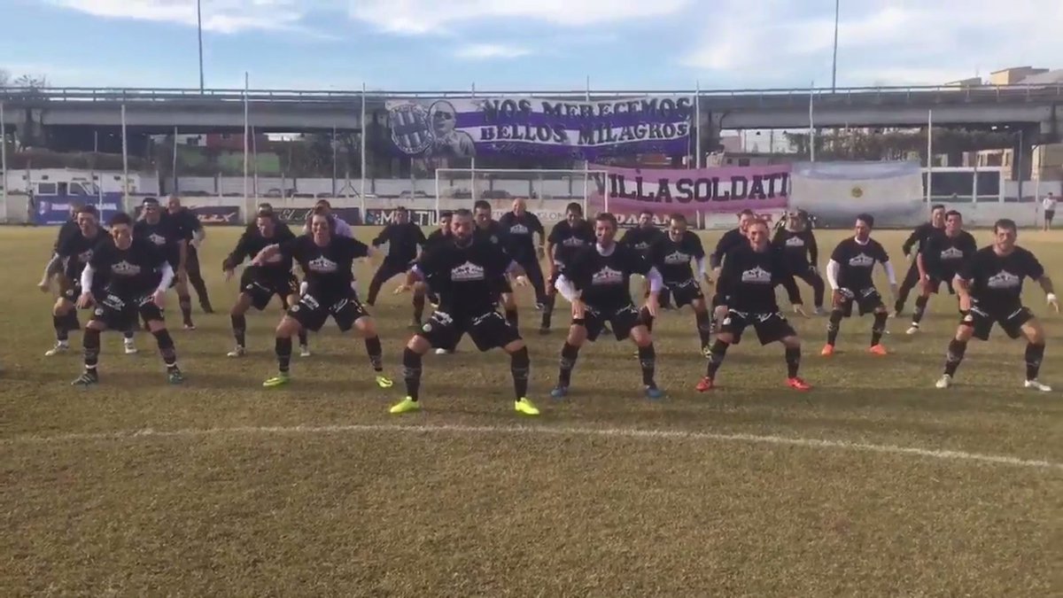 telefenoticias's tweet photo. El equipo de fútbol más viral: Sacachispas y un haka muuuuy particular https://t.co/a6QJqQoYkQ https://t.co/HzKLa8SZ65
