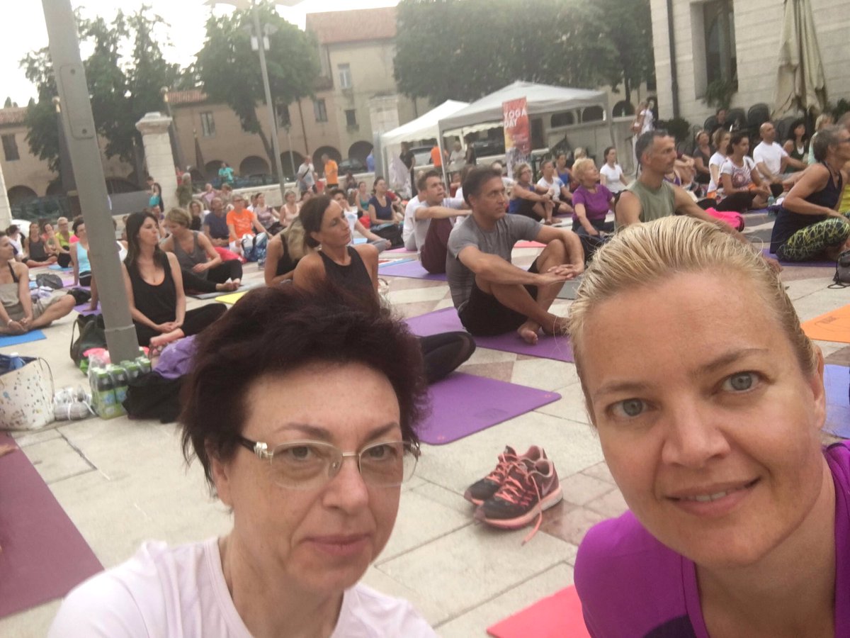 #21giugno #YogaDay. Daniela e io potevamo mancare? 😊

#YogaInternationalDay #YogaDay2017 #giornatamondialedelloyoga #maifattoyogainvitamia 😂