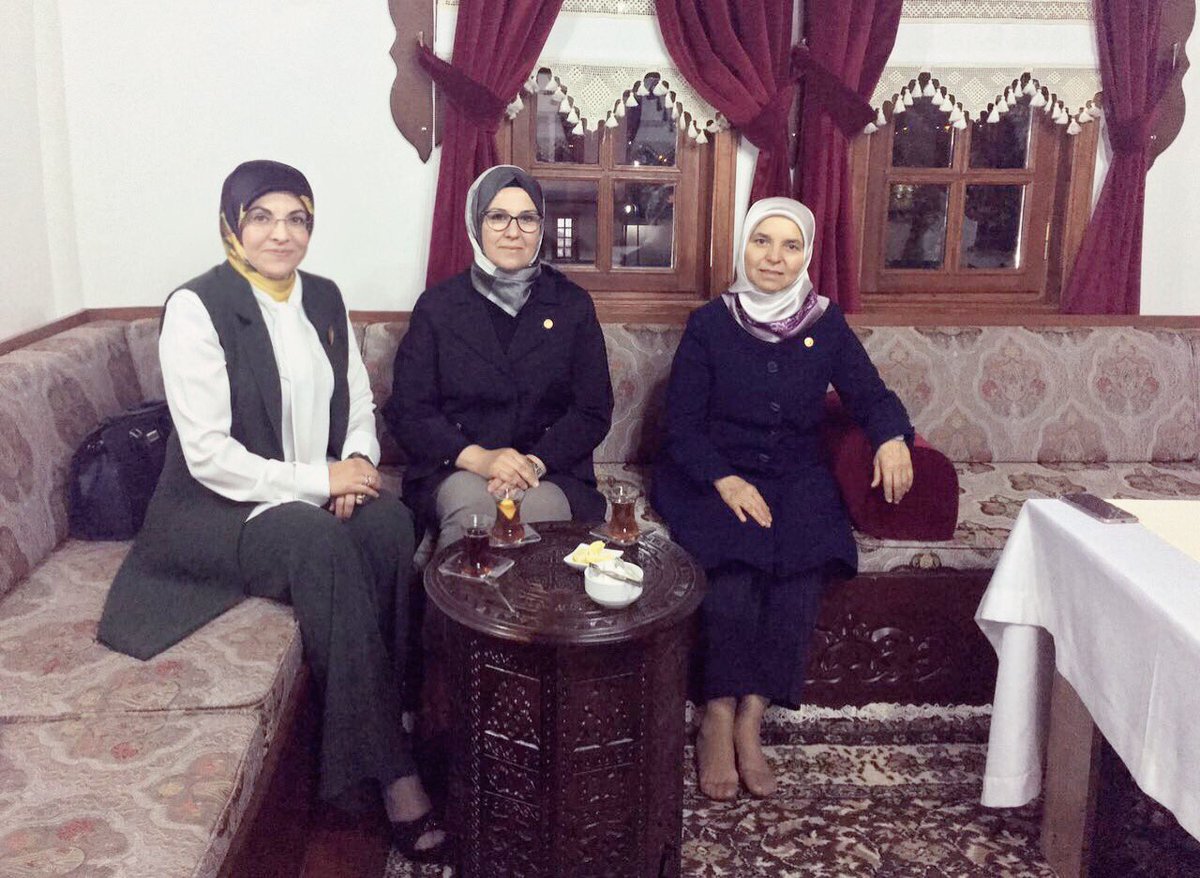 FatmaToru's tweet photo. Kocaeli Mv. Kadın Erkek Fırsat Eşitliği Komisyonu Bşk. Sn @sezerkatirciogl ve Konya Mv. @HusnuyeErdogan hanımefendi ile birlikte oruç açtık. https://t.co/w8N7pevZvz
