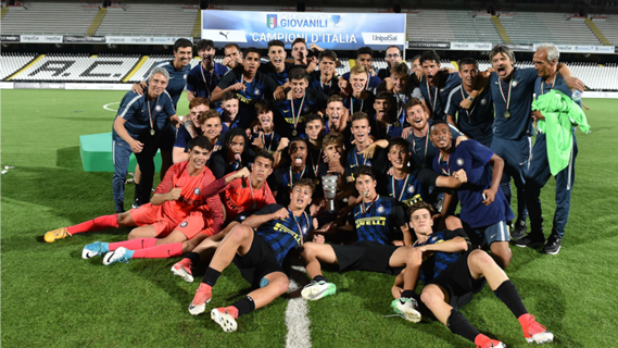 GoalItalia's tweet photo. L'#Inter festeggia il suo #triplete: dopo #Primavera e #Beretti è #Scudetto anche per l'#Under17 https://t.co/BTaSRGxZHd https://t.co/CfbfLBt7Sn