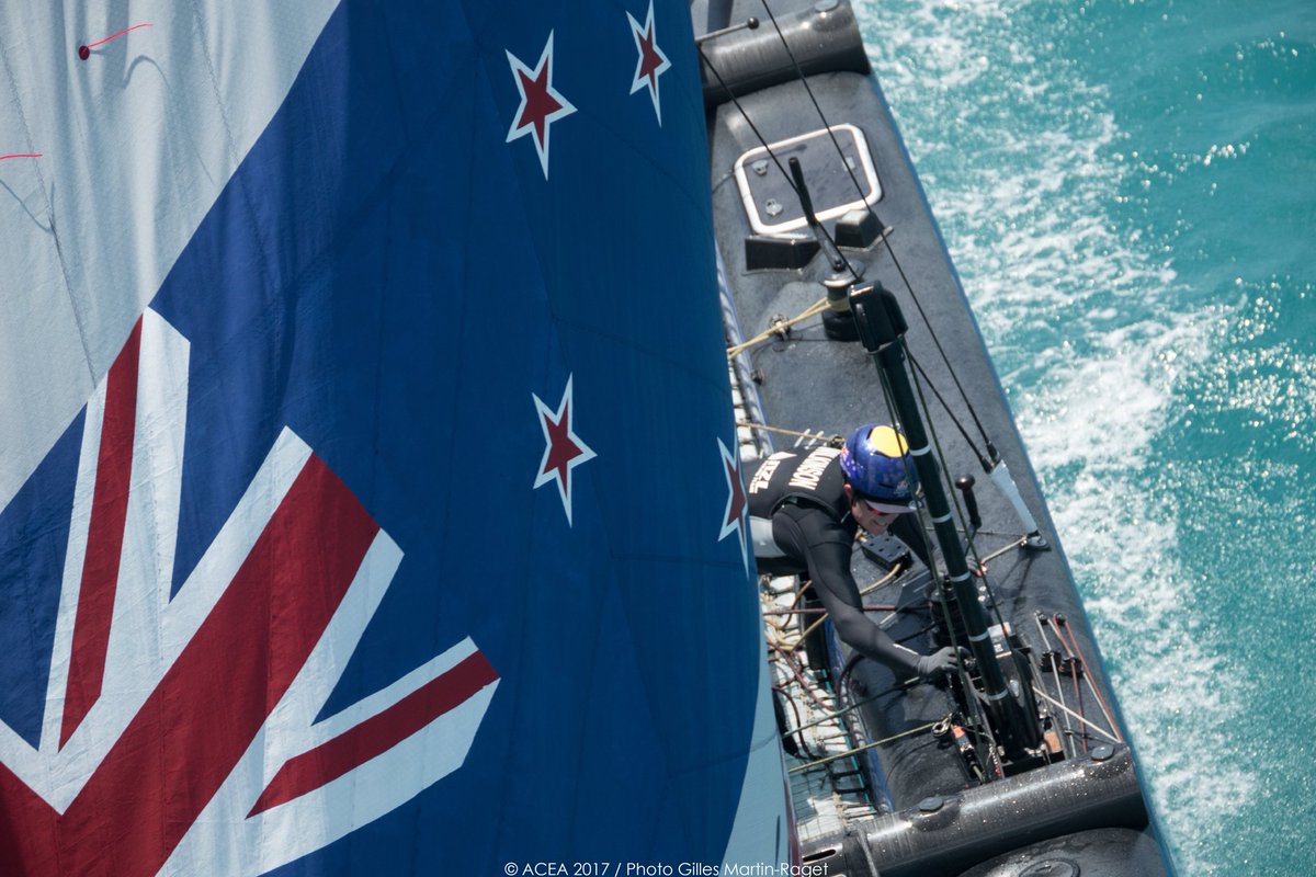 RBYAC's tweet image. Dramatic conclusion to the 2017 Red Bull Youth America's Cup! @LandRoverBAR take the title, results and more here: bit.ly/2sVDQpo