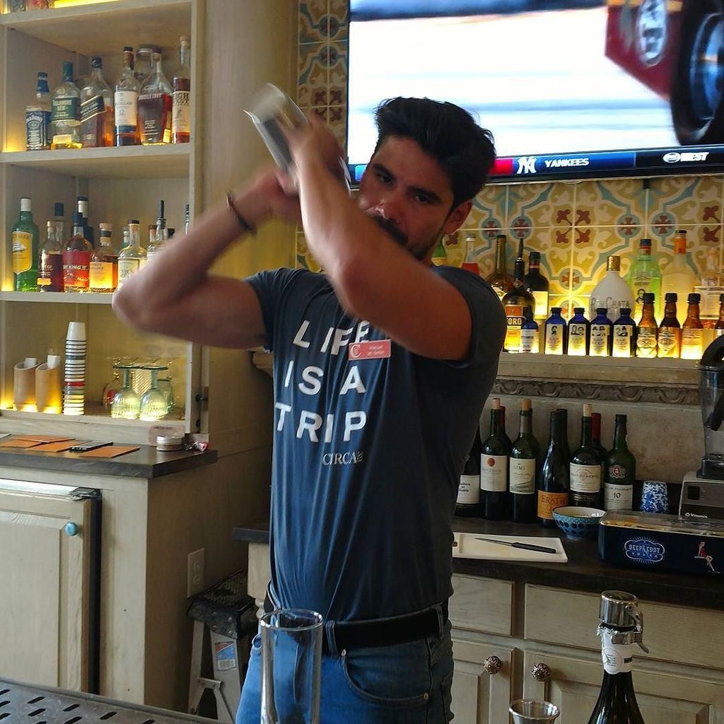 GirlontheGoJan's tweet photo. Manual in action at #Wunderbar #circa39 making refreshing drinks for a warm #Miami night. #miamitwiceasnice #trave⦠https://t.co/7XSKQ2EJbz https://t.co/ye7eSsFfSi