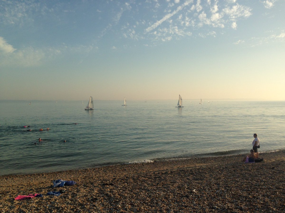 LeeB_LUFC's tweet photo. Lovely night. Sun, Sea, Jazz and Beer #postworkchill https://t.co/JjoT80H6uP