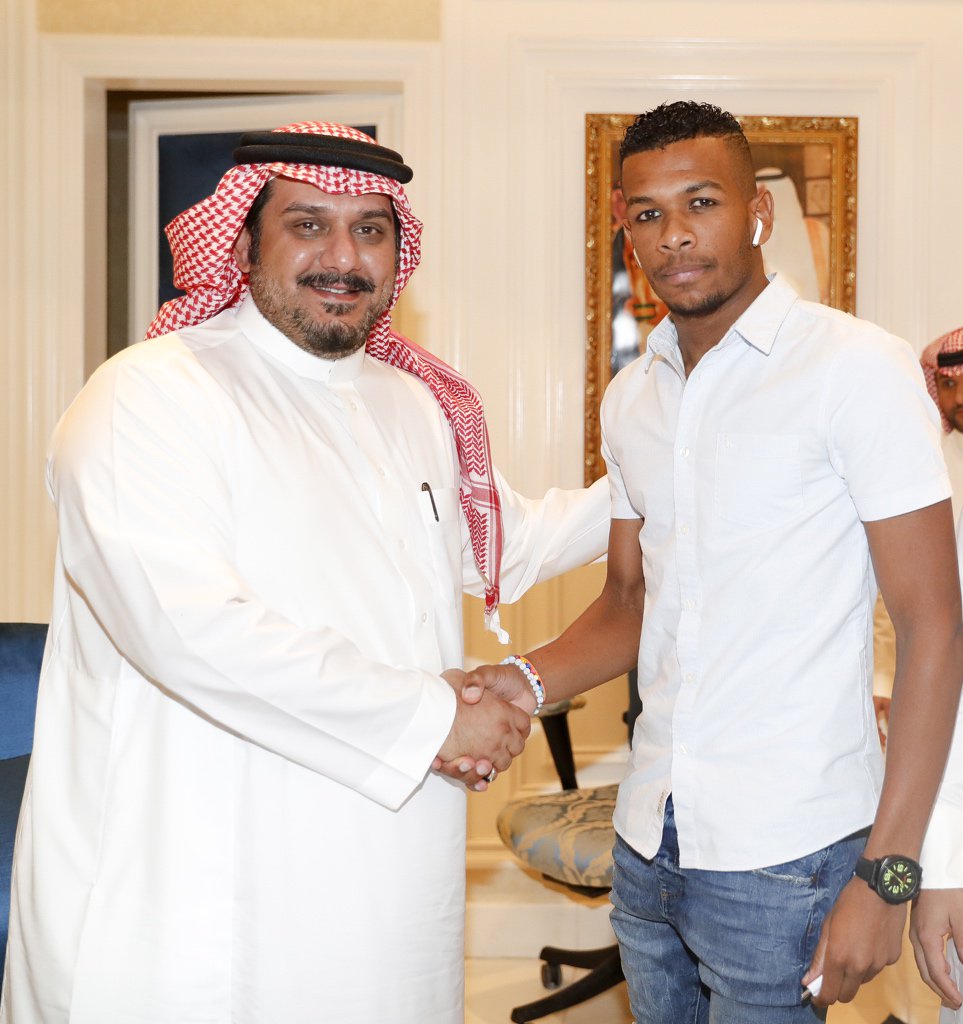 علي البليهي هلاليًا لمدة ثلاثة أعوام. 

#الهلال 
#الزعيم_الملكي