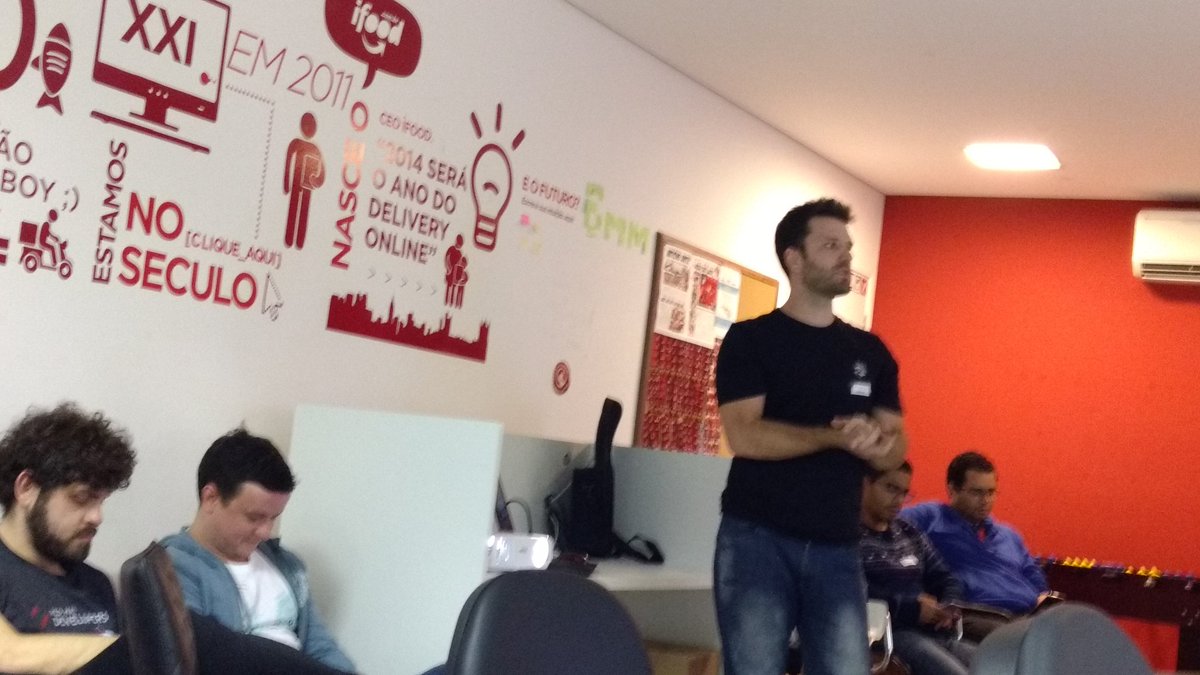 soujavaCampinas's tweet image. @tiagodolphine falando sobre microservices no @iFood #microservices #javaMeetup