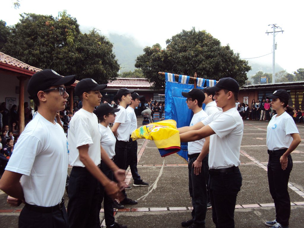 Meridapula's tweet image. Alumnos de quinto año del Ceapula escucharon el “Timbre Largo” como homenaje de despedida. apulaprensaonline.blogspot.com