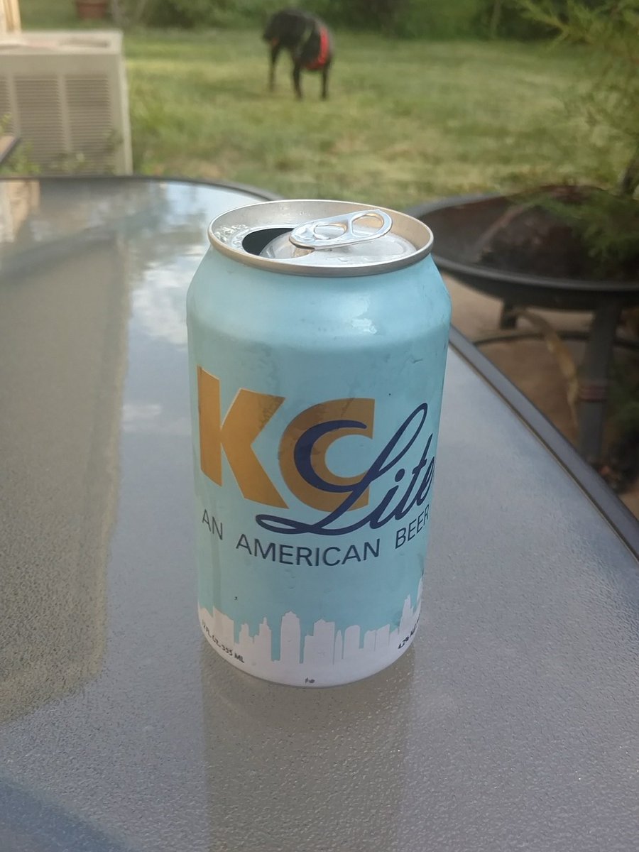 Snauzberries's tweet photo. #kclite smooth, delcious, and refreshing. Great for hanging out in this summer heat 6/10 @KCBreweriesCo https://t.co/mDLfFp9pac