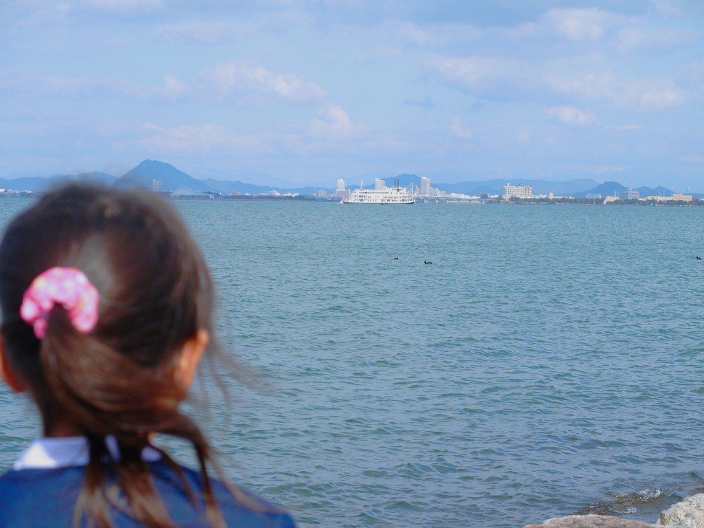 なぎさ公園おまつり広場からミシガンを見つめるフリー素材写真 omi-nadesiko.com/s0000026/