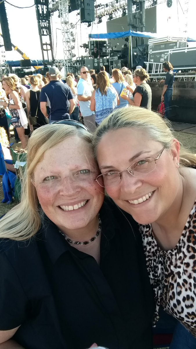 MichelleJen1974's tweet photo. Ready for the new hospital and Lionel Richie and Fergie! #hellofuture https://t.co/08m7cPJZMs