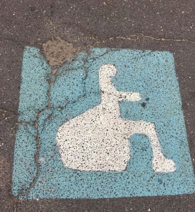 rodsmalone's tweet photo. agora pessoas com rabetão terão vaga exclusiva nos estacionamentos https://t.co/KQcNgCrKoP