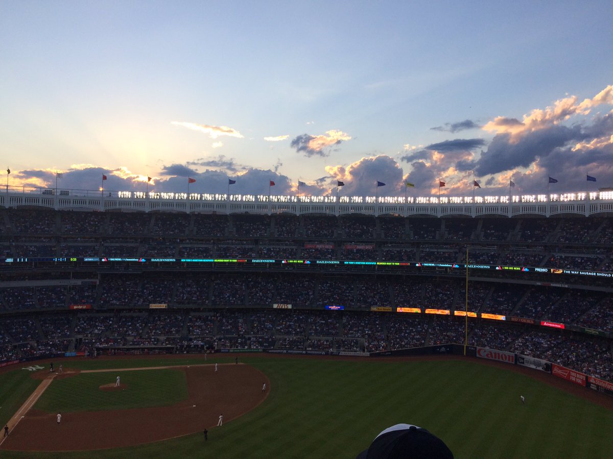 dalia_photo's tweet photo. Beautiful sunset over @Yankees stadium tonight! #Yankees #YankeesGame #MobilizingNY #DaliaYanPhotos #Bronx #Photography https://t.co/pGIhZPH2NZ