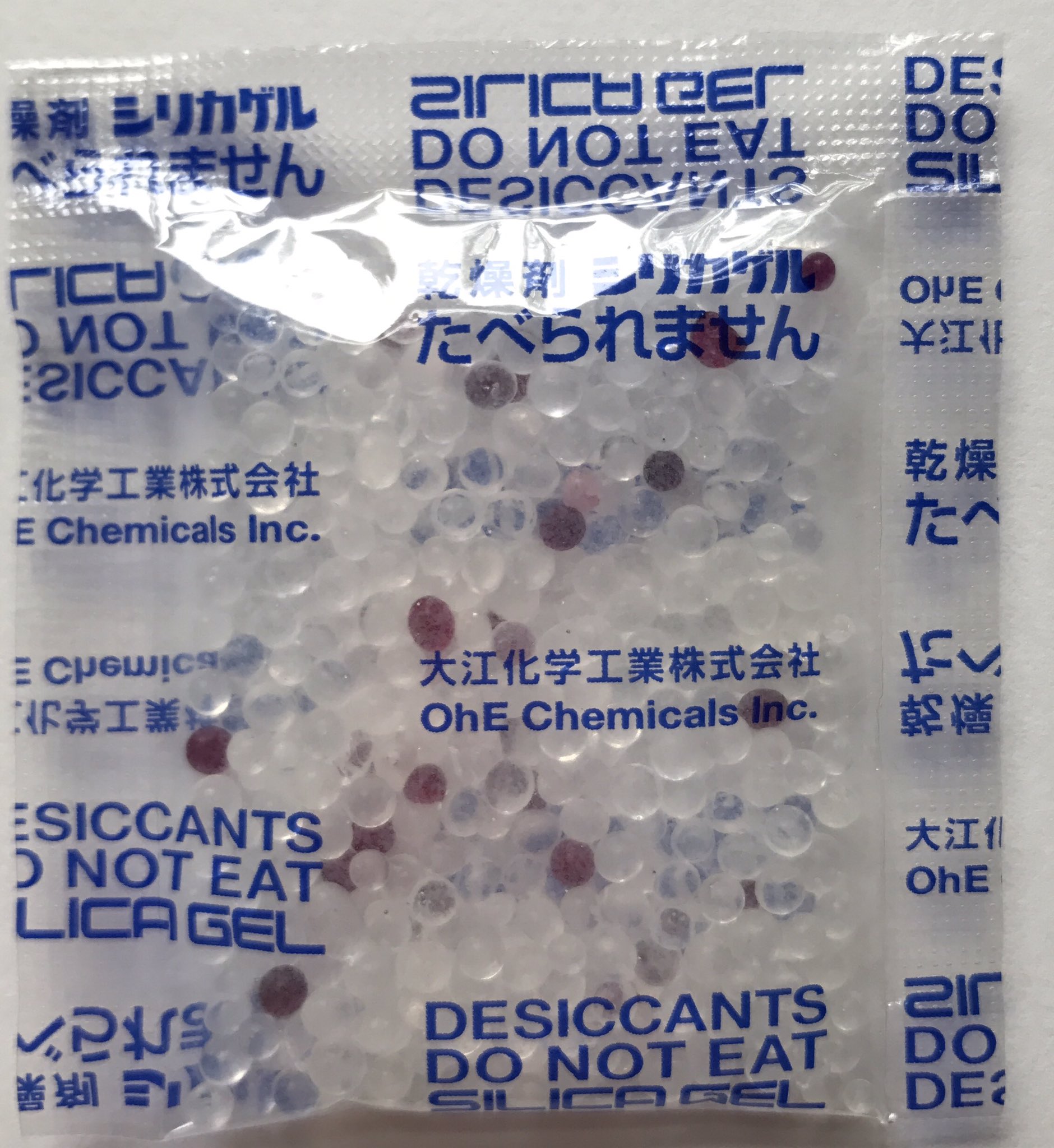 Twitter 上的 橋爪健作 乾燥剤のシリカゲルの中には 塩化コバルト 無水塩を含むシリカゲルも入っている 塩化コバルト の無水塩は青色だが 水を吸収すると淡赤色の塩化コバルト 六水和物になる この色の変化で乾燥剤の寿命を知ることができる 赤色のものは
