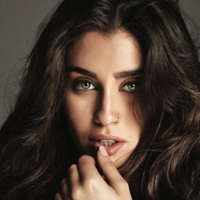 PoorAndBored's tweet image. @LaurenJauregui
I'm piss poor

feeling
instagram.com/p/BVnw4VzlrbA/
old
celebritynetworth.com/richest-celebr…
and you're feeling alive.
