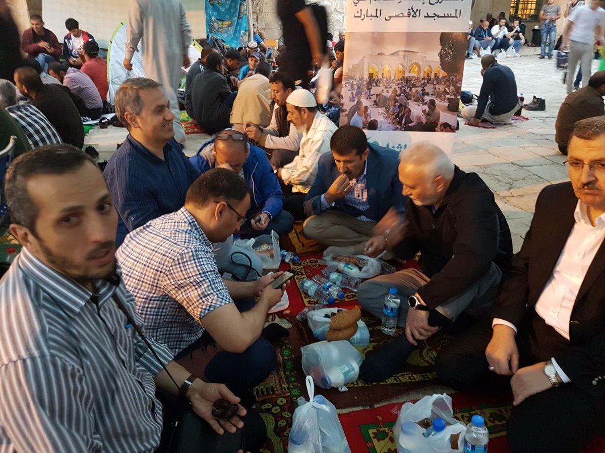 MehmetEkinci63's tweet photo. #Mescid-iAksa 'da iftara doğru kumanya için Ümmetin tüm renkleriyle beraber el uzatmak ve aynı sofrada bulunmaktaki tat bambaşka. https://t.co/r3DskDWYap