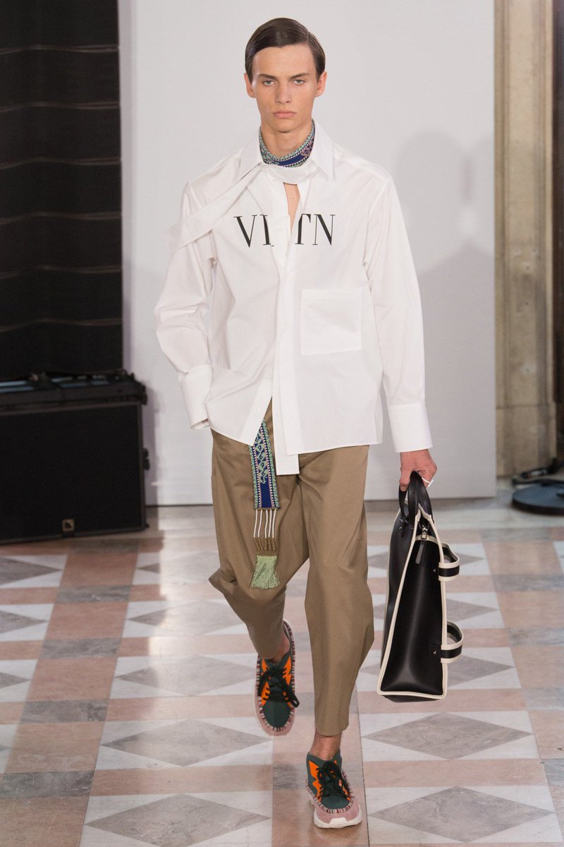 EINC_blog's tweet photo. .@MaisonValentino 2018 Menswear | #PFW https://t.co/We9loaOfy4 https://t.co/0YwfZ4nK3b