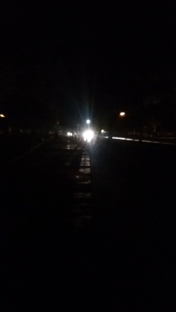 Ven algo? Los que pasan por Parque Sarmiento tampoco. Mitad del parque y de Av del Dante a oscuras. 21.30 hs. #Bocadelobo <a href="/MuniCba/">Municipalidad de Córdoba</a>