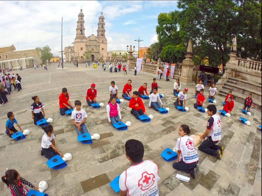 ARCfanHQ's tweet photo. Training for vulnerable communities gives them the opportunity for a better quality of life. #GetCPRCertified #SaveLives @CruzRoja_MX https://t.co/1rxEhvBWC1