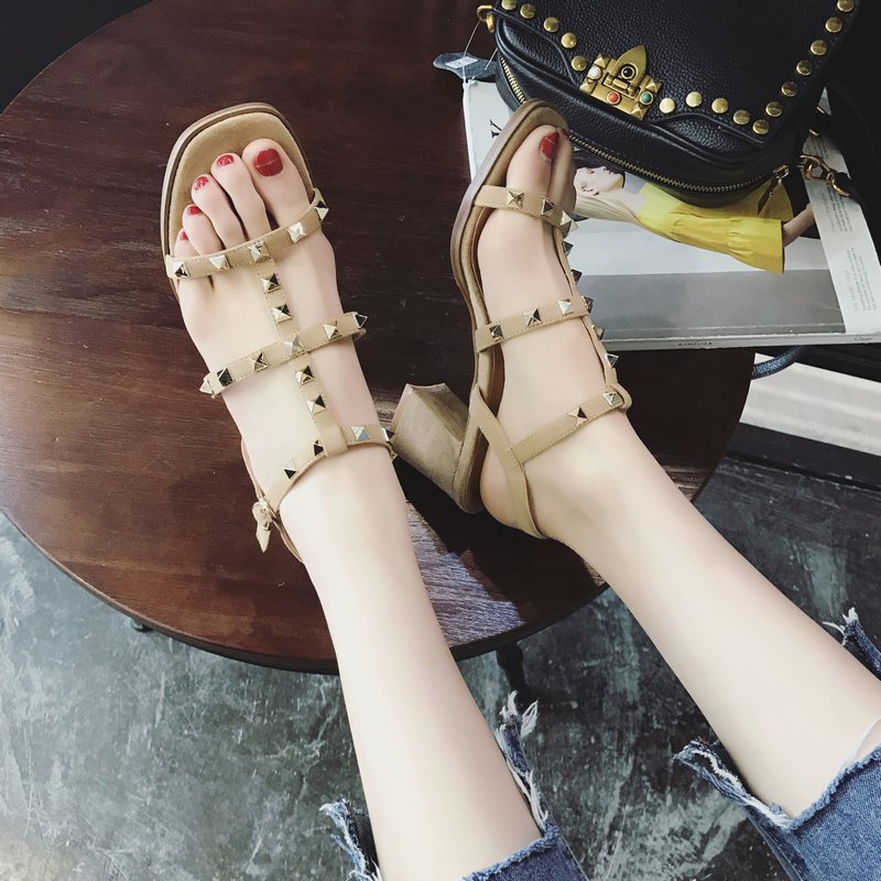 Heels321's tweet image. 🍱 Say hello to the weekend in these. 📣 #heelscewek #paris #instadaily #summersun #ballerinanation #flowers ladysto.com