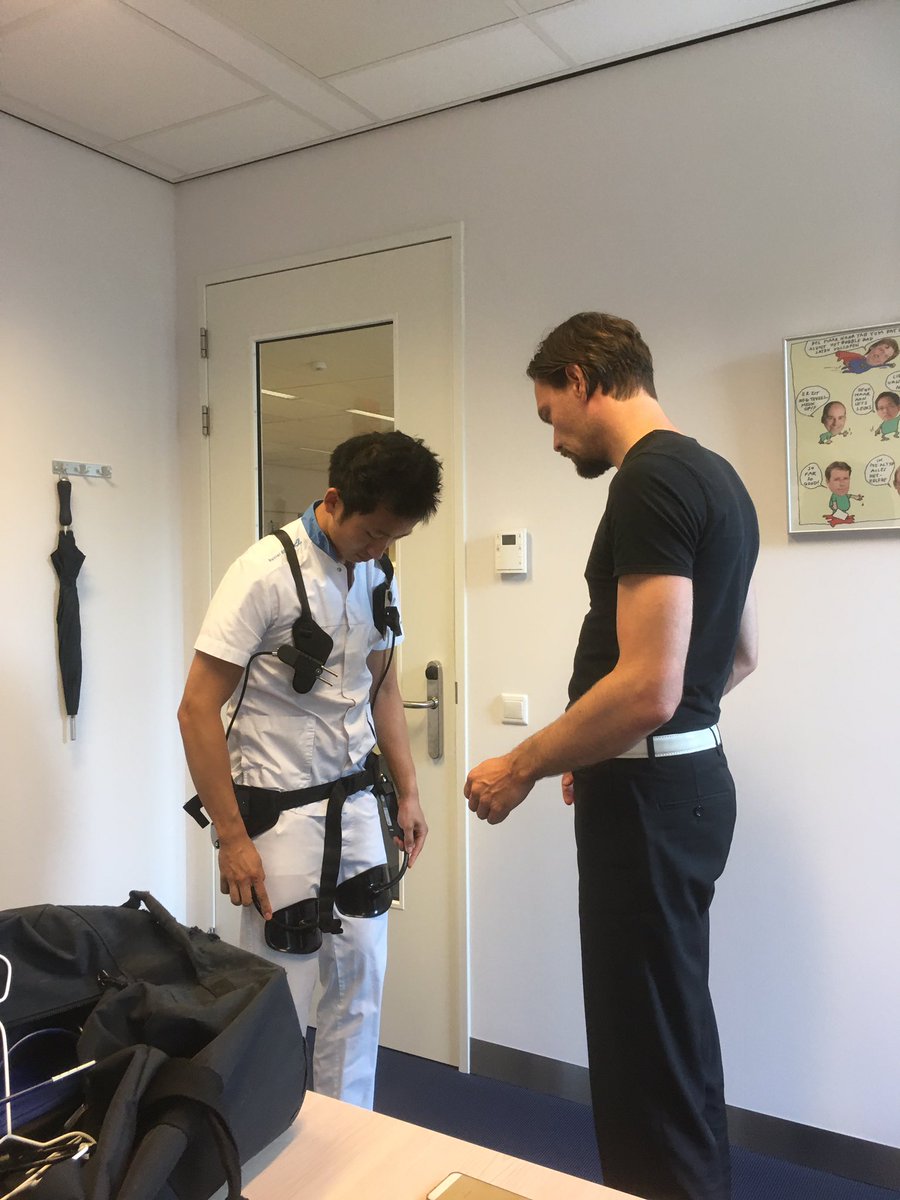 Boudewijn Wisse <a href="/leavo/">tony</a> en Wu Wei testen een exoskelet in @RdGziekenhuis, #20kmbru de Onderzoeks OK