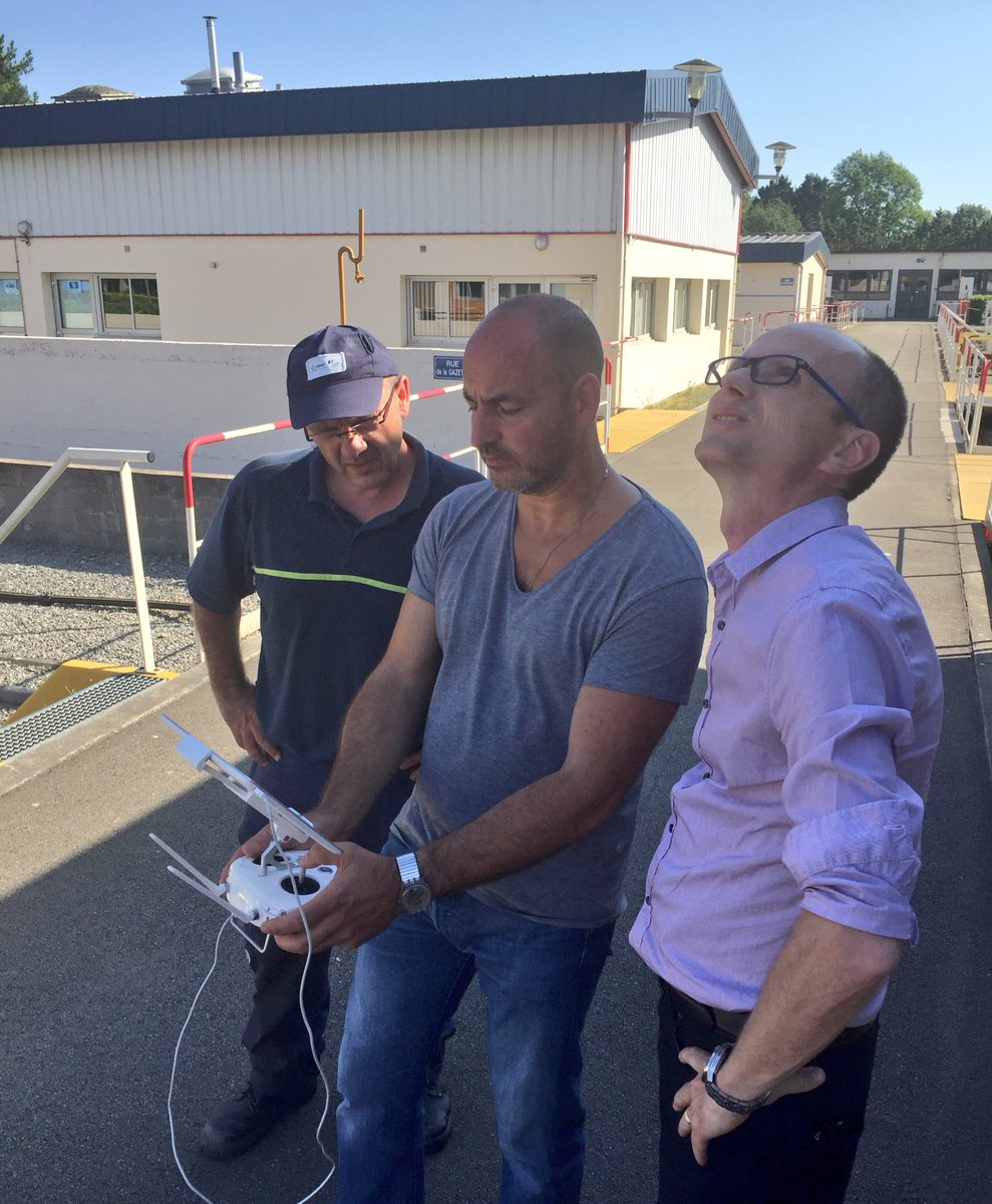 guilhemarmanet's tweet photo. Périmètre sécu bien délimité?
Extincteurs en place? Aider les stagiaires à se voir faire et prendre de la hauteur. inter #sécurité  #drone https://t.co/vktXhj63eC