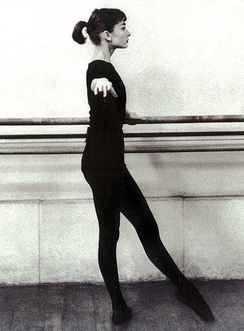 mymethodlife's tweet photo. #Throwback to Audrey on the #barre.  #BarreClasses coming soon to My Method!  #Findyourmethod #audreyhepburn #tbt #pilates #yoga #london https://t.co/2fSo7pUDrJ