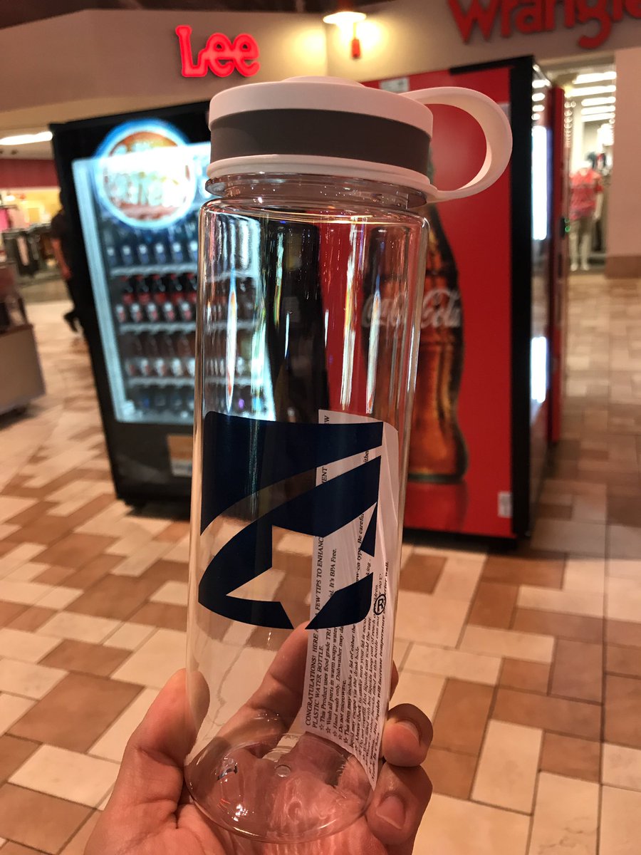 NashvillePlaces's tweet photo. Opry Mills is buzzing again: https://t.co/b6zJZSN9YP - RT @nashintune Opry Mills Mall #firstTNpark free treat https://t.co/of8TTnKl34
