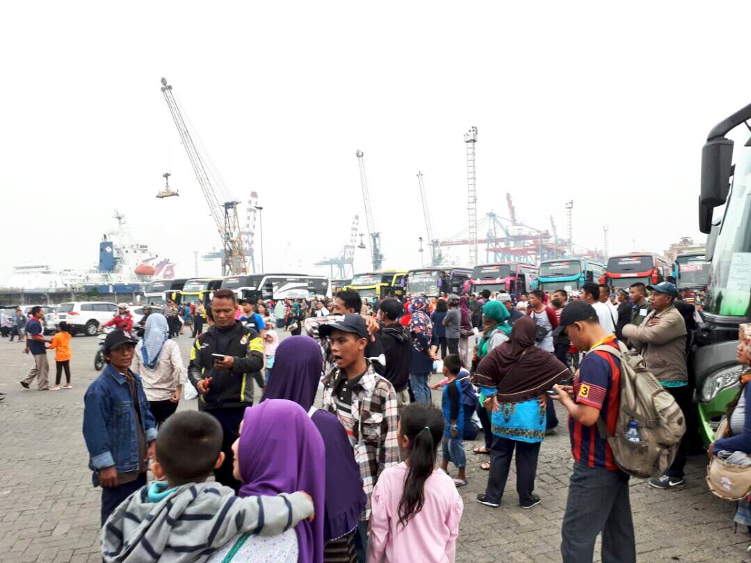 JICTIndonesia's tweet photo. Suasana mudik gratis JICT 2017. Sebanyak 40 bis tujuan Jawa Tengah & Timur diberangkatkan pagi ini. #CSRJICT #JICTIndonesia https://t.co/TwUGg7SBrA