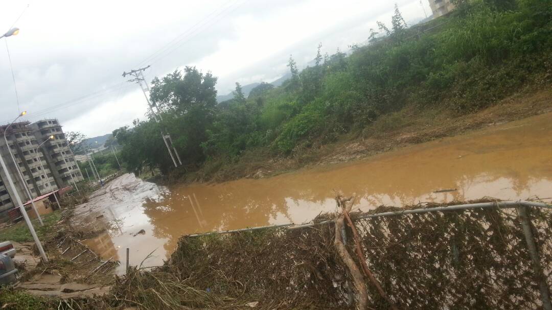 BosqueRealVe's tweet photo. Afectados vecinos urb #BosqueReal #Charallave #LosRobles #Cipreses #LosPinos @gobiernomiranda #Charallave https://t.co/eF1QLKOKLL